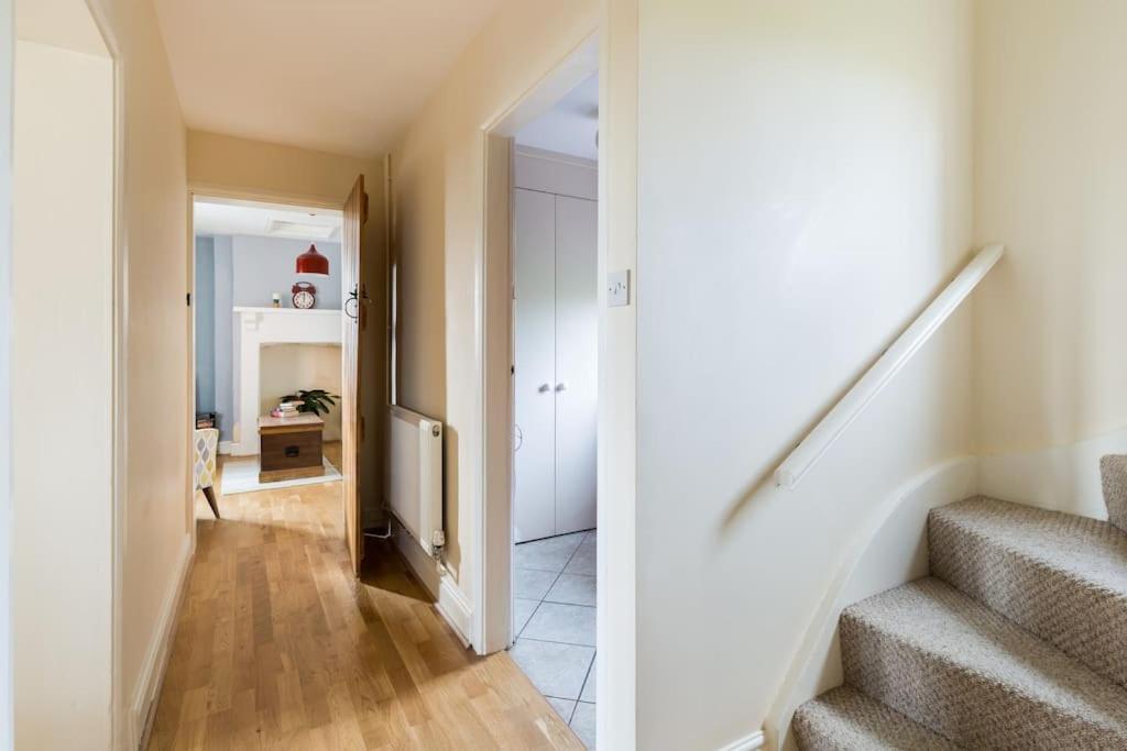 Holiday home Large Farmhouse, Cotswold Location, Great Views *