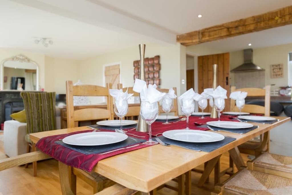 Holiday home Large Farmhouse, Cotswold Location, Great Views *